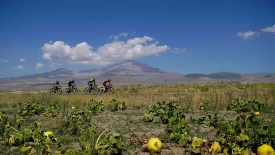 Usta bisikletçiler pedalları Develi'den Yahyalı'ya çevirdi