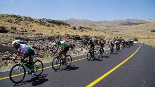 Usta bisikletçiler pedalları Develi'den Yahyalı'ya çevirdi