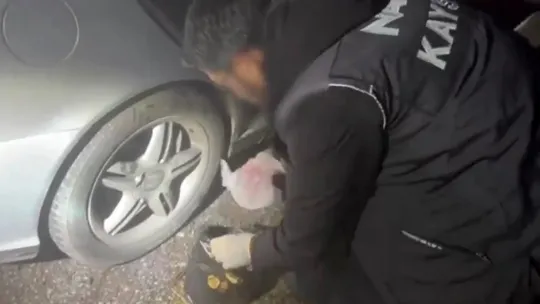 Takipteki araçtan 1 kilo uyuşturucu çıktı