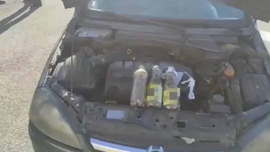 Uyuşturucuyu aracın motor kaputuna zulalamışlar