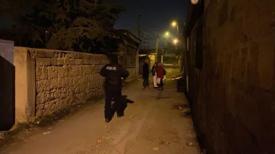 Evini ateşe verdi
