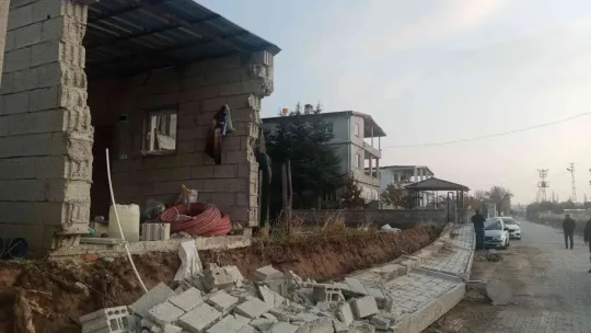 Üzerine duvar devrilen işçi hayatını kaybetti