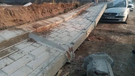 Üzerine duvar devrilen işçi hayatını kaybetti