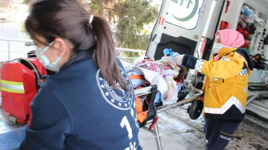 Üzerine televizyon düşen 2 yaşındaki çocuk ağır yaralandı