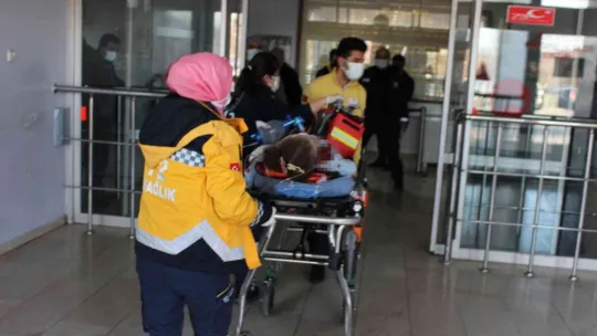 Üzerine televizyon düşen 2 yaşındaki çocuk ağır yaralandı