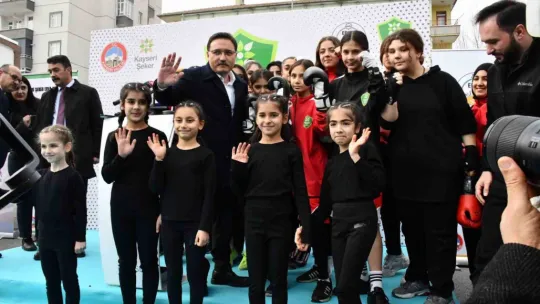 Vali Çiçek: 'Spor okullarıyla gençlerimizi yalnız bırakmayacağımızın haykırışını ortaya koyuyoruz'