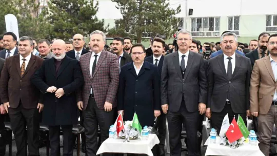Vali Çiçek: 'Spor okullarıyla gençlerimizi yalnız bırakmayacağımızın haykırışını ortaya koyuyoruz'