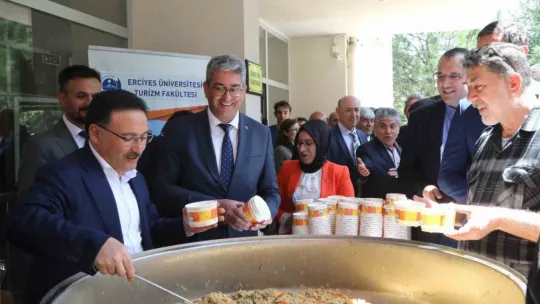 Vali Çiçek: 'Turizm fakültelerinde okuyan öğrenciler bu memleket için milli görev yapıyor'
