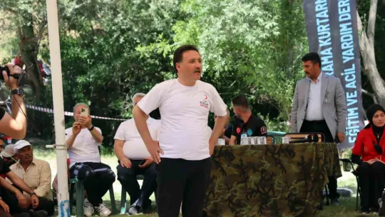 Vali Çiçek gençlerin kampına misafir oldu, şarkı söyleyerek oyun oynadı