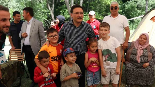 Vali Çiçek gençlerin kampına misafir oldu, şarkı söyleyerek oyun oynadı