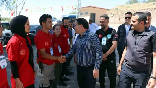 Vali Çiçek gençlerin kampına misafir oldu, şarkı söyleyerek oyun oynadı