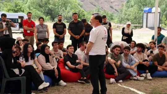 Vali Çiçek gençlerin kampına misafir oldu, şarkı söyleyerek oyun oynadı