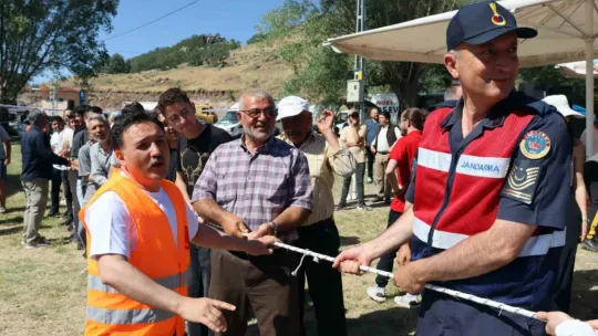 Vali Çiçek gençlerin kampına misafir oldu, şarkı söyleyerek oyun oynadı
