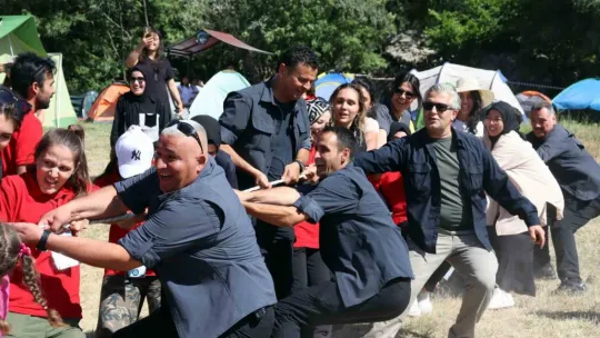 Vali Çiçek gençlerin kampına misafir oldu, şarkı söyleyerek oyun oynadı