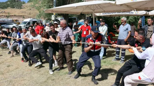 Vali Çiçek gençlerin kampına misafir oldu, şarkı söyleyerek oyun oynadı