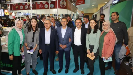 Vali Çiçek ile Başkan Büyükkılıç Kitap Fuarı'nı gezdi