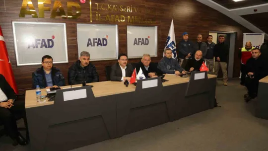 Vali Çiçek ve Başkan Büyükkılıç'tan deprem yardımlarına ilişkin açıklama