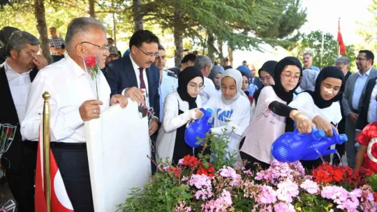 Vali Çiçek ve Başkan Büyükkılıç, 15 Temmuz Şehidi Cennet Yiğit'i kabri başında andı