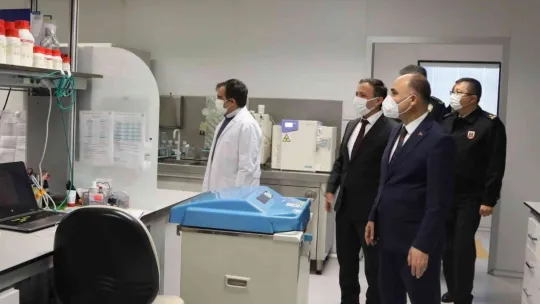 Vali Günaydın'dan ERÜ Aşı Araştırma ve Geliştirme Uygulama Merkezi'ne ziyaret