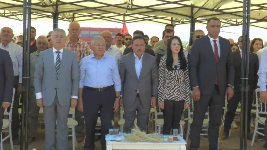 Vali ve başkan yazlık buğday hasadı yaptı