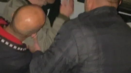Vatandaşlar takla atan aracın şoförünü çıkarmak için seferber oldu