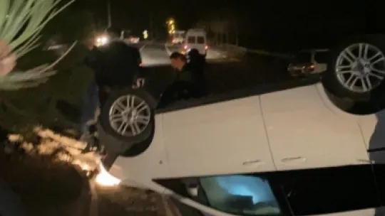Vatandaşlar takla atan aracın şoförünü çıkarmak için seferber oldu