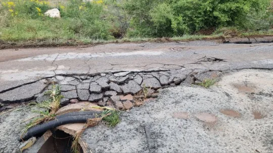 Yağmur suyu taşkını asfaltı çökertti