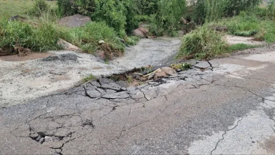 Yağmur suyu taşkını asfaltı çökertti