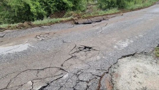 Yağmur suyu taşkını asfaltı çökertti