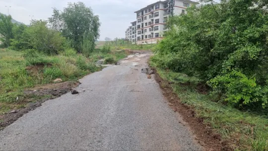 Yağmur suyu taşkını asfaltı çökertti