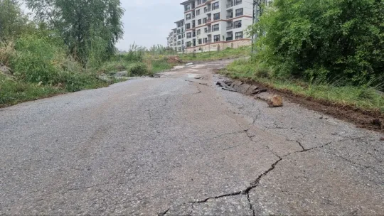 Yağmur suyu taşkını asfaltı çökertti
