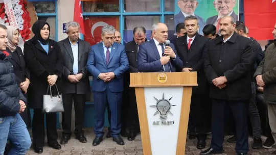 Yahyalı'da miting havasında seçim bürosu açıldı