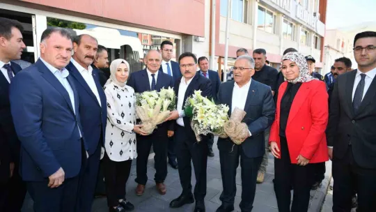 Yahyalı ilçe sakinleri Vali Çiçek ve Başkan Büyükkılıç'ı bağrına bastı