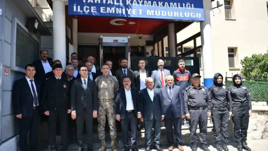 Yahyalı ilçe sakinleri Vali Çiçek ve Başkan Büyükkılıç'ı bağrına bastı