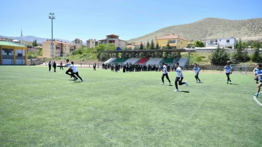 Yahyalı ilçe sakinleri Vali Çiçek ve Başkan Büyükkılıç'ı bağrına bastı