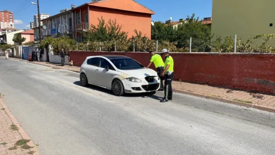 Yakalanacaklarını anladılar, aracı bırakıp kaçtılar