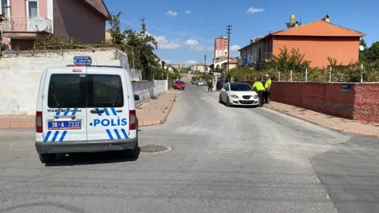 Yakalanacaklarını anladılar, aracı bırakıp kaçtılar