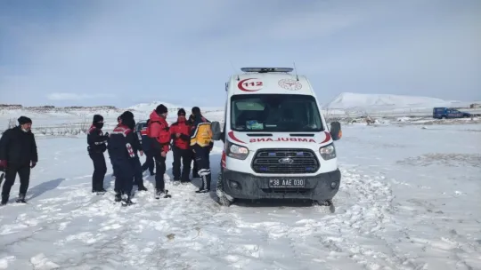 Yaptıkları strafor botla barajda buzlar arasında mahsur kaldılar