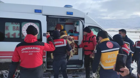 Yaptıkları strafor botla barajda buzlar arasında mahsur kaldılar