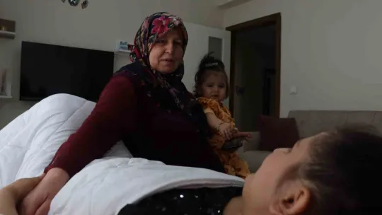 Yaralı depremzedeye ve bebeğine evini açtı, anne şefkatiyle bakıyor