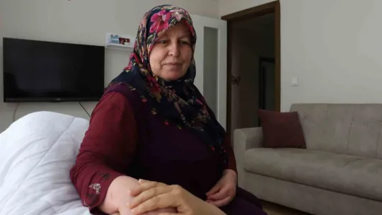 Yaralı depremzedeye ve bebeğine evini açtı, anne şefkatiyle bakıyor
