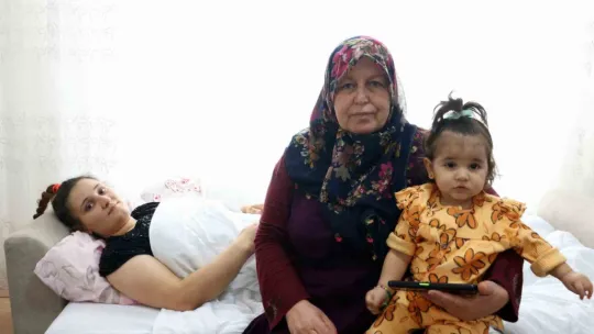 Yaralı depremzedeye ve bebeğine evini açtı, anne şefkatiyle bakıyor