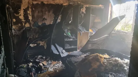 Yavru kediyi alevlerin arasından itfaiye ekipleri kurtardı
