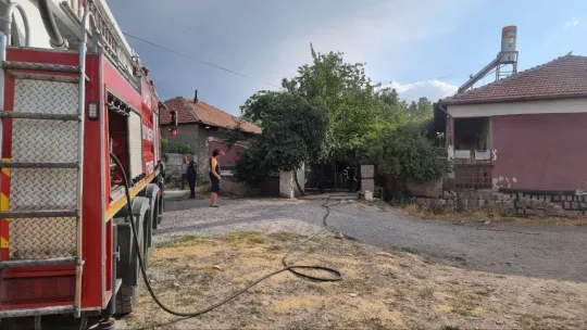 Yavru kediyi alevlerin arasından itfaiye ekipleri kurtardı