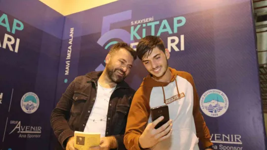 Yazarlardan kitap fuarına övgü: 'En iyi fuarlardan bir tanesi'