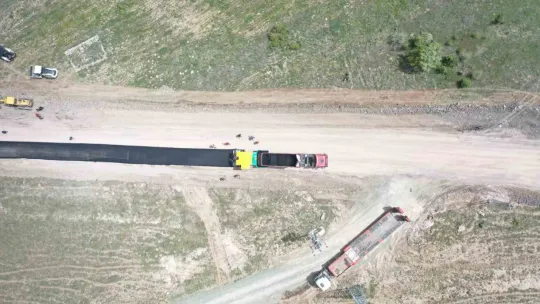 Yeni iş makineleri Pınarbaşı'nda yol çalışması yaptı