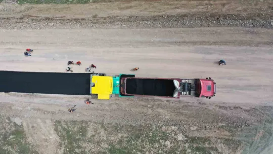 Yeni iş makineleri Pınarbaşı'nda yol çalışması yaptı