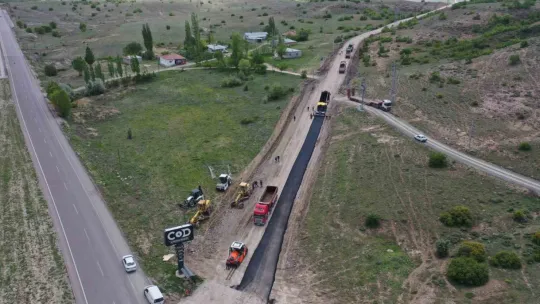 Yeni iş makineleri Pınarbaşı'nda yol çalışması yaptı