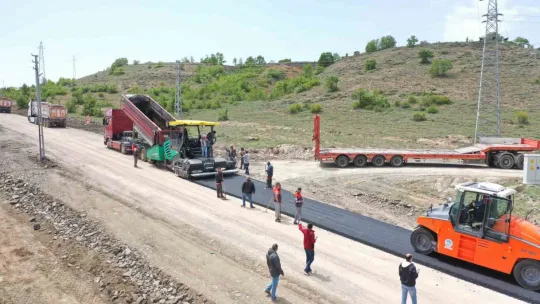Yeni iş makineleri Pınarbaşı'nda yol çalışması yaptı