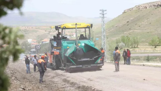 Yeni iş makineleri Pınarbaşı'nda yol çalışması yaptı